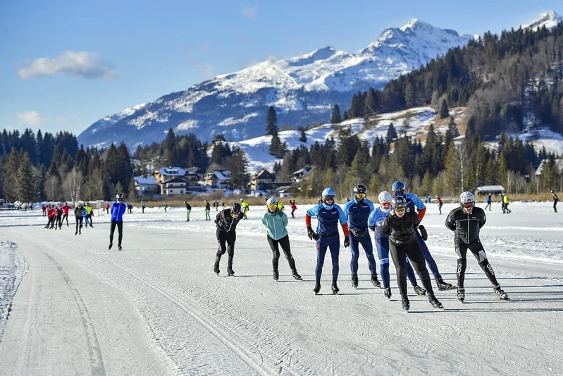 Schaatsers tijdens de alternatieve elfstedentocht op de weissensee