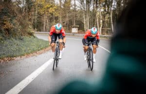 Afbeelding van wielrenners die aan het trainen zijn, polarized trainen