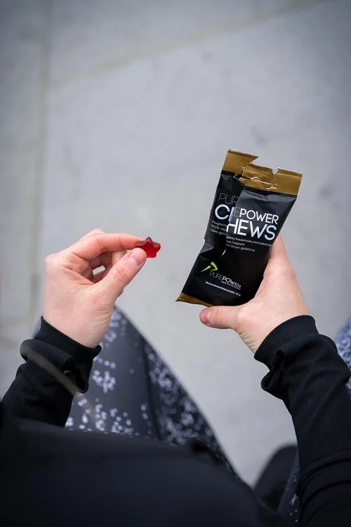 Afbeelding van een zakje energy chews in de hand